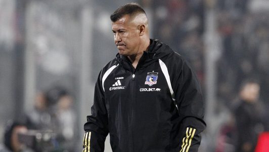 "Nos humillaron como club, hemos perdido la dignidad": Hinchas de Colo Colo "aprietan" a Jorge Almirón tras dura derrota ante Limache